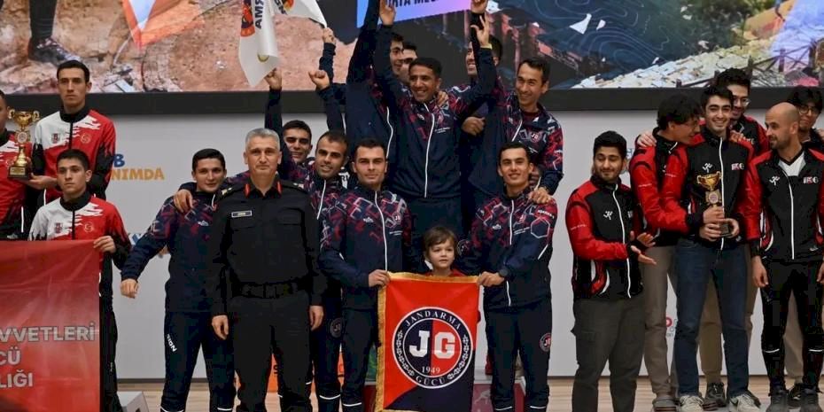 Jandarma Gücü oryantiringte Türkiye Şampiyonu