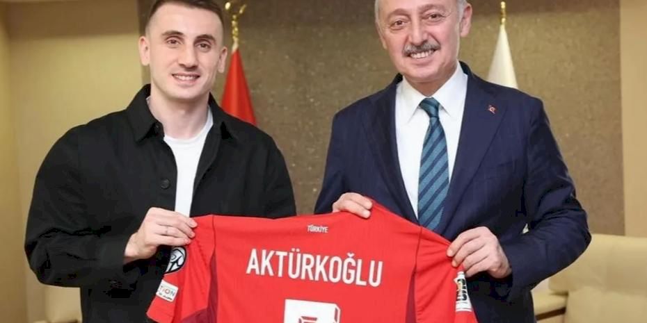 Kocaeli'nin gururundan Başkan Büyükakın’a Milli forma