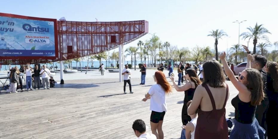 Erasmuslu gençlerden Antalya’da mini konser