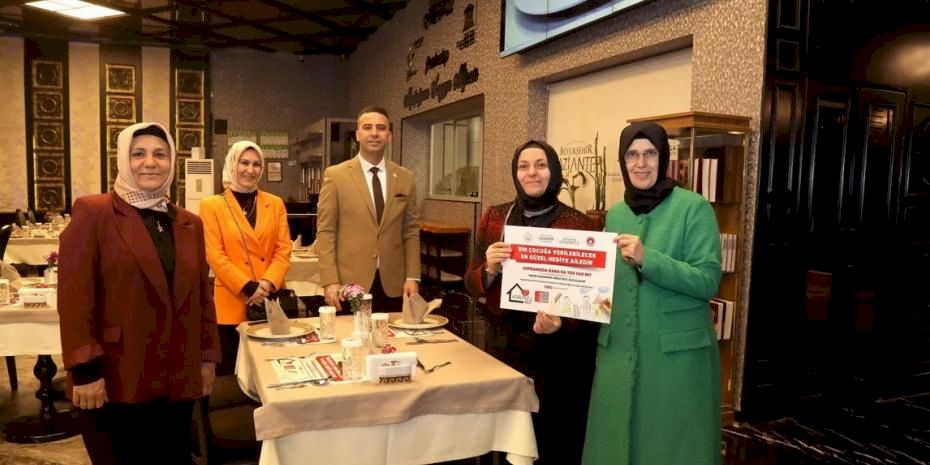 Gaziantep’te koruyucu aile farkındalığı için yemek altlıkları tanıtıldı