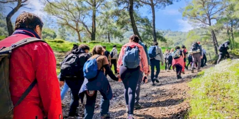 İzmir'de Efes Mimas Yolu’nda bahar yürüyüşü