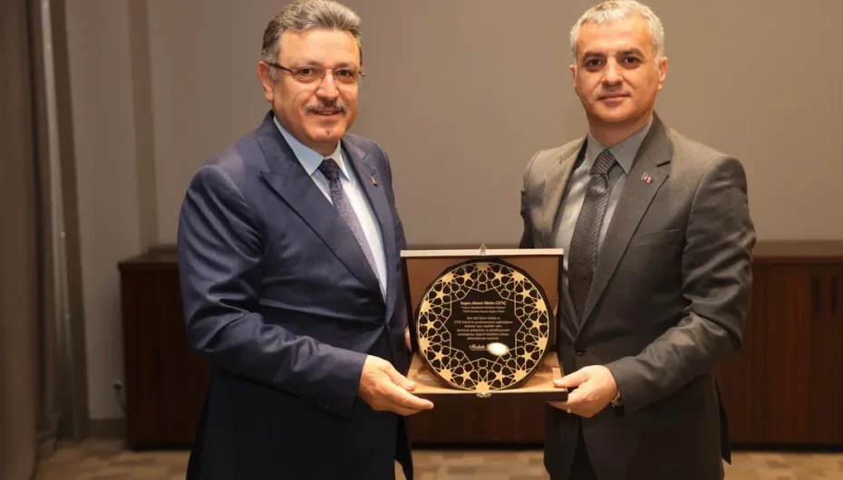 Trabzon'da Başkan Genç’e Yomra’dan teşekkür plaketi