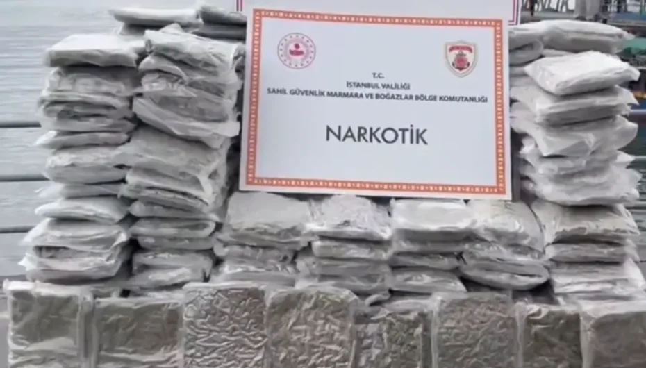 İstanbul açıklarında narko operasyon... Kilolarca skunk ele geçirildi