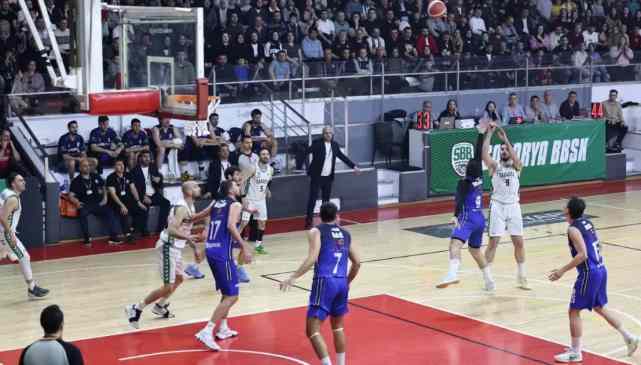 Sakarya potada yarı final serisine galibiyetle başladı