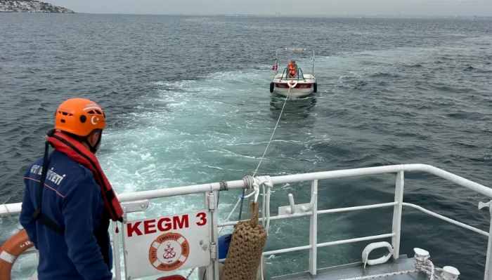 Küçükyalı açıklarında sürüklenen tekne kurtarıldı