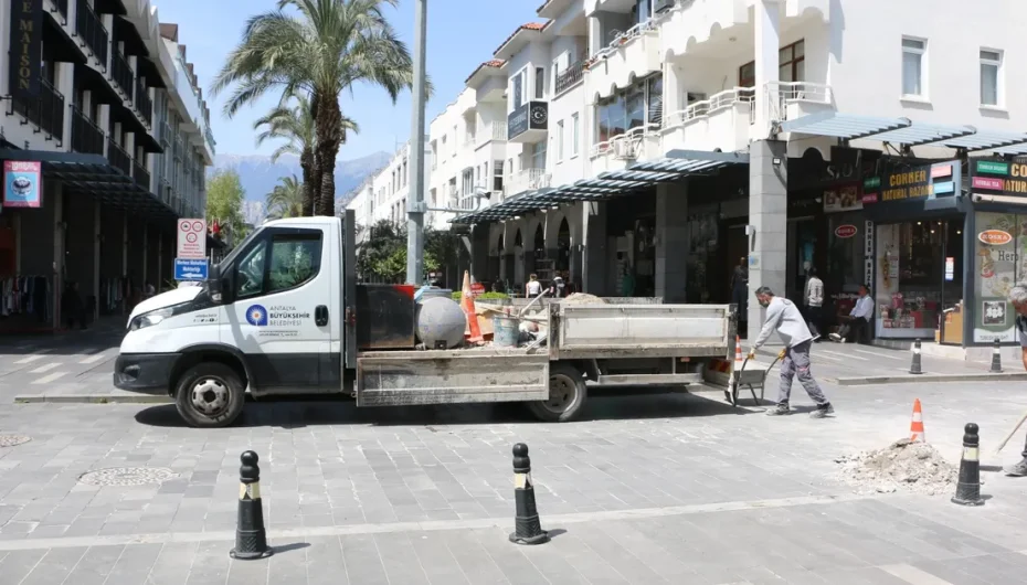 Antalya'da Kemer Liman Caddesi’nde bakım ve onarım