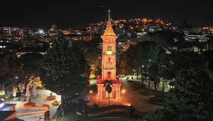 İzmit'te tarihi saat kulesi gündüz başka, gece başka güzel