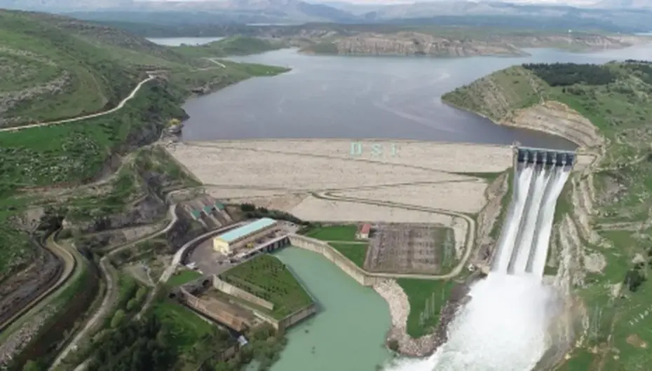 Batman Barajı'nda kontrollü su tahliyesi başladı