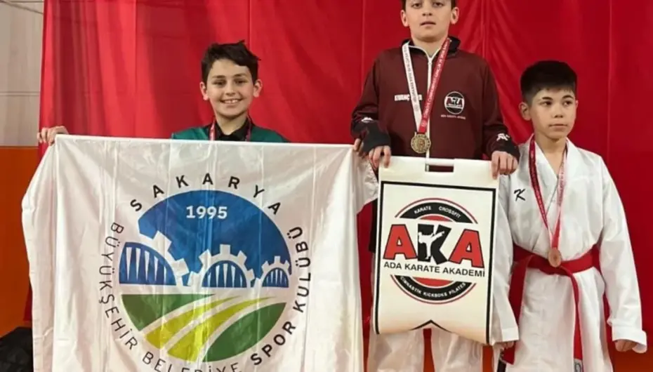 Sakaryalı sporcular kürsüden inmedi!
