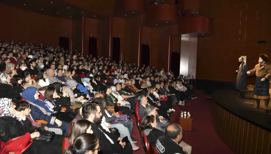 Ankara’da gençlik tiyatrosundan güçlü performans