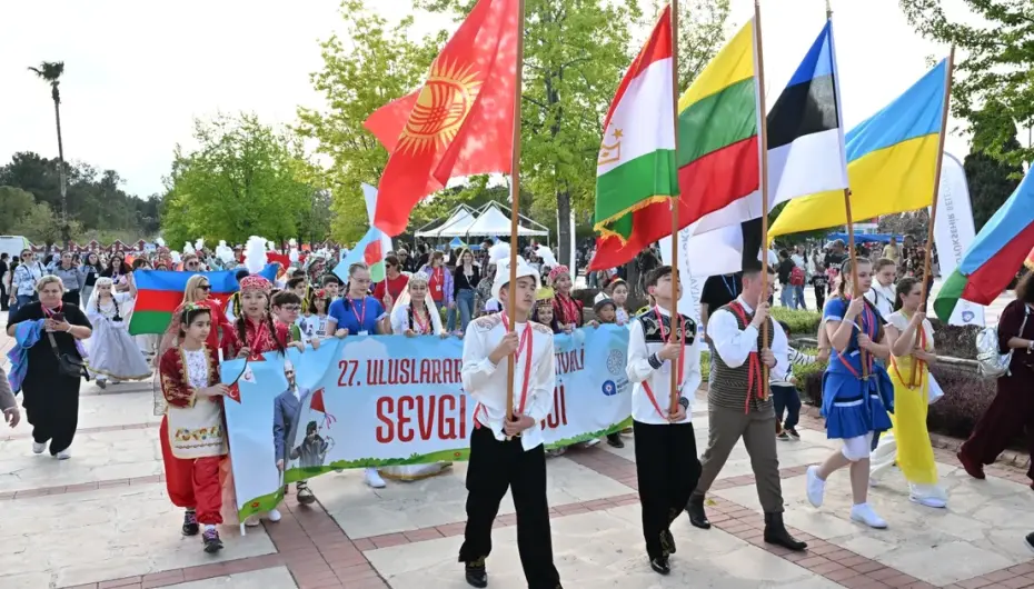 Antalya'da çocuklar Sevgi Korteji’nde buluştu