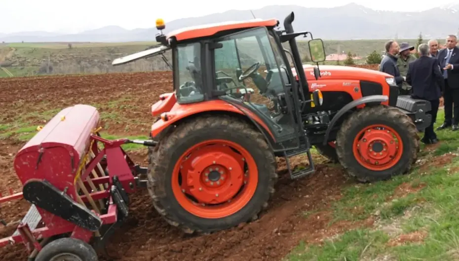 Adana'da Tufanbeyli çiftçisine çilek ve nohut desteği