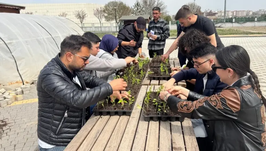 Kayseri Büyükşehir'den üniversitelilere uygulamalı tarım eğitimi