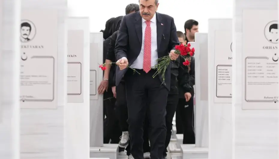 Bakan Tekin'den Şehit Öğretmenler Anıtı'na ziyaret
