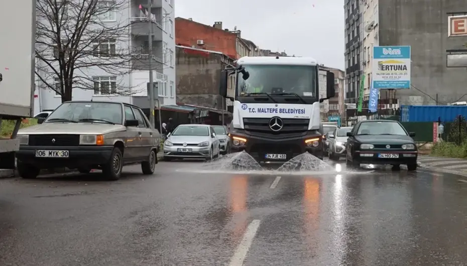 İstanbul Maltepe'de bahar temizliğine devam