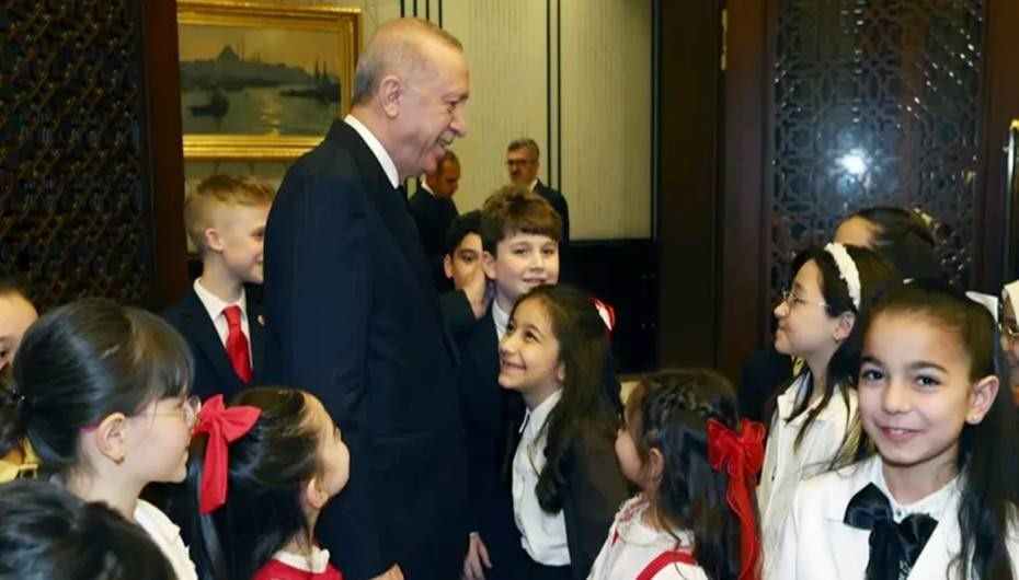 Cumhurbaşkanı Erdoğan, Külliye'de çocukları misafir etti