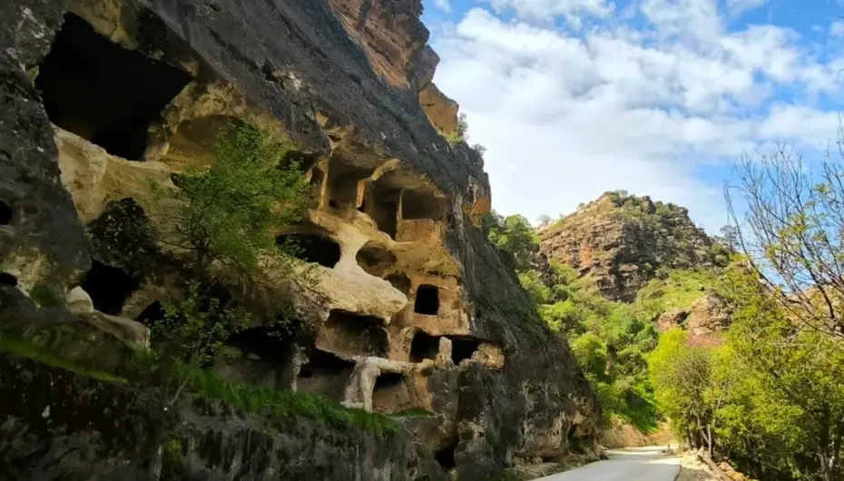 Gabar’da çifte keşif! Petrolün yanında 7 katlı 'Apartman Mağara' dikkat çekiyor