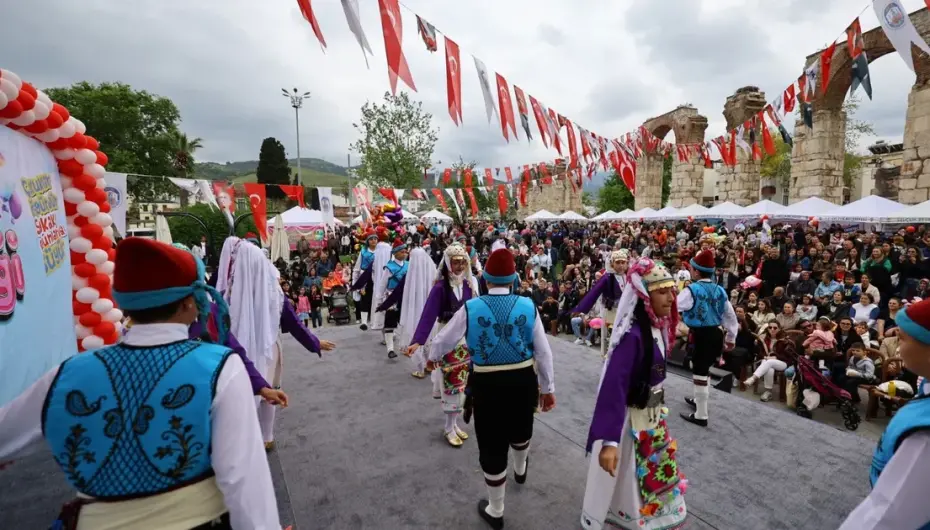  Efes Selçuk’ta çocuklar bayramlarını şenlikle kutladı