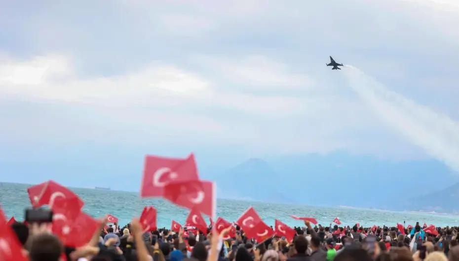 SOLOTÜRK Konyaaltı’nda nefes kesti