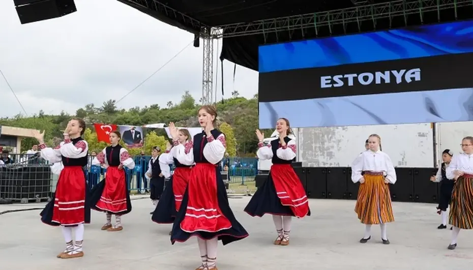 Antalya Çocuk Festivali renkli görüntülere sahne oldu