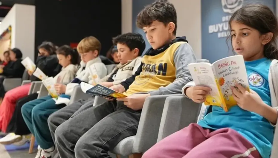 Denizli’de çocuklar 'Telefonu Bırak, Kitaba Sarıl' çağrısına kulak veriyor