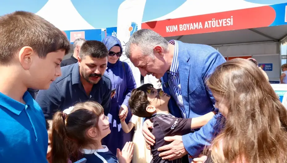 Kocaeli'de Başkan Büyükakın’a çocuklardan sevgi seli