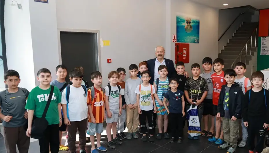 Gebze'de minik yüzücülere Başkan Büyükgöz'den ziyaret