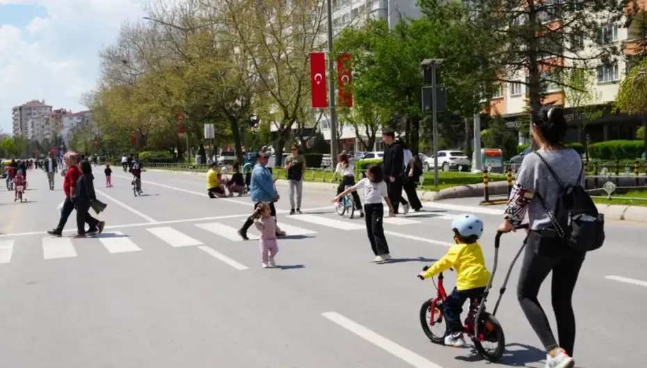  Eskişehir’de sokaklar müziğe açıldı