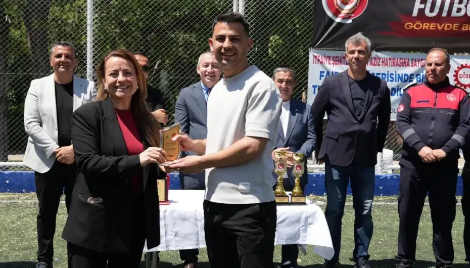 İzmir'de itfaiyecilerden anlamlı turnuva
