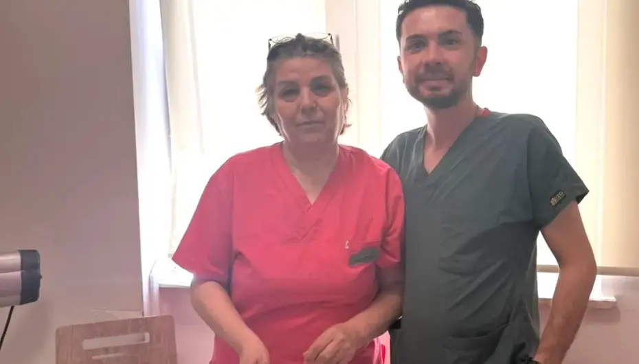 Yardım eden ebe ile yıllar sonra Antalya'da mesai arkadaşı oldu