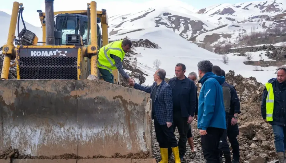 Hakkâri–Van yolunda seferberlik... Heyelan sonrası çalışmalar sürüyor