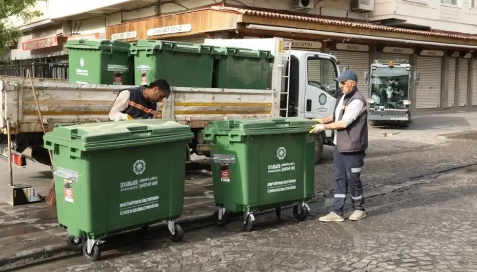 Diyarbakır'da yeni nesil çöp konteynerleri alanlarda