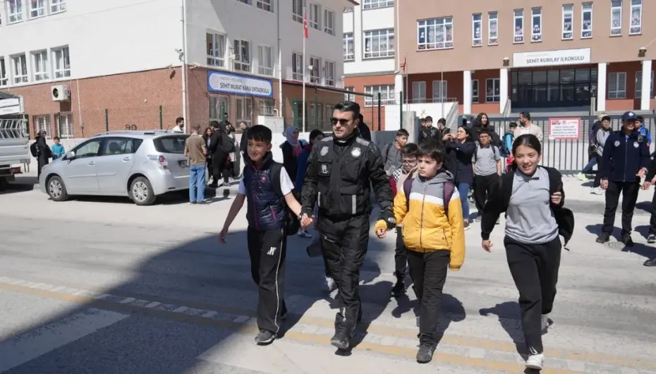 Ankara Keçiören Zabıtası'ndan öğrenci güvenliği mesaisi