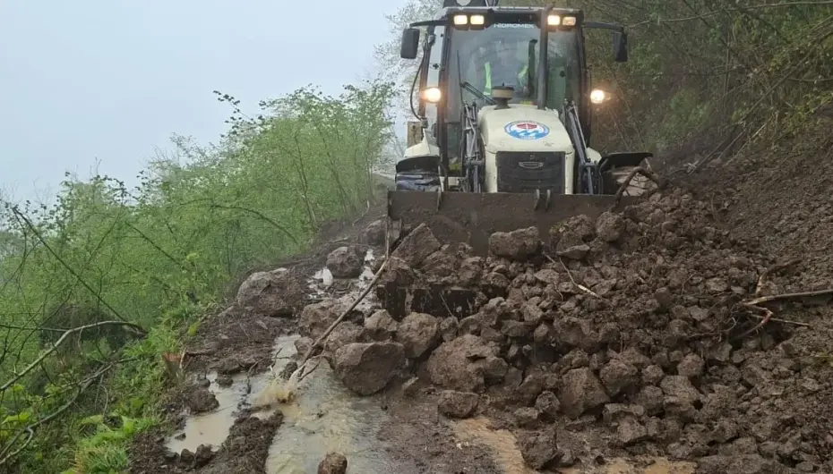 Trabzon’da heyelan sonrası 4 yol açıldı