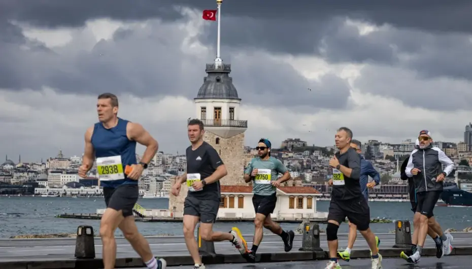İstanbul'da yağış altında koşuda 4 bin kişi parkura çıktı