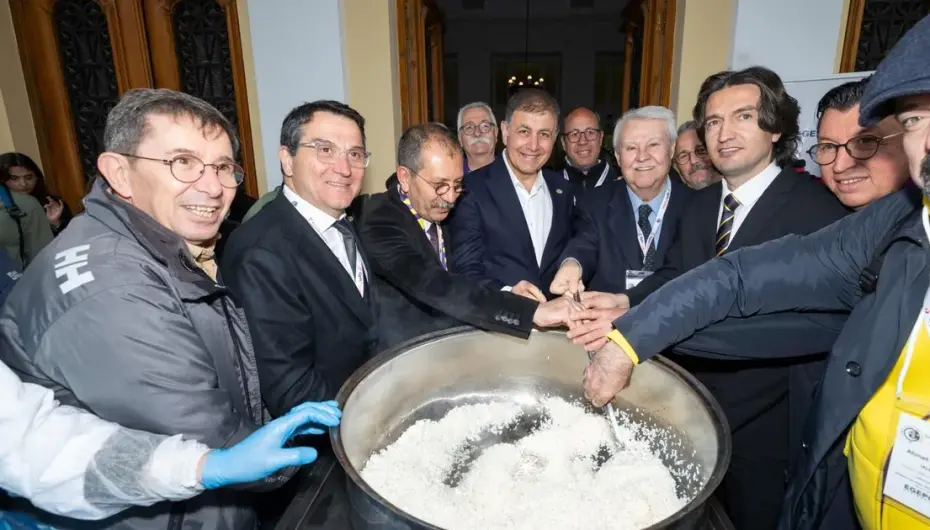 İzmir'de Başkan Tugay mezunlarla pilav kardı
