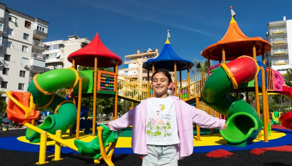 İzmir Narlıdere'de oyun parkı zeminleri yenileniyor