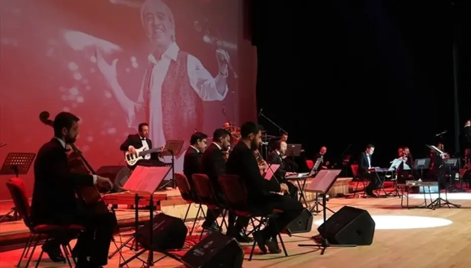 Denizli'de Edip Akbayram şarkılarıyla unutulmaz bir konser