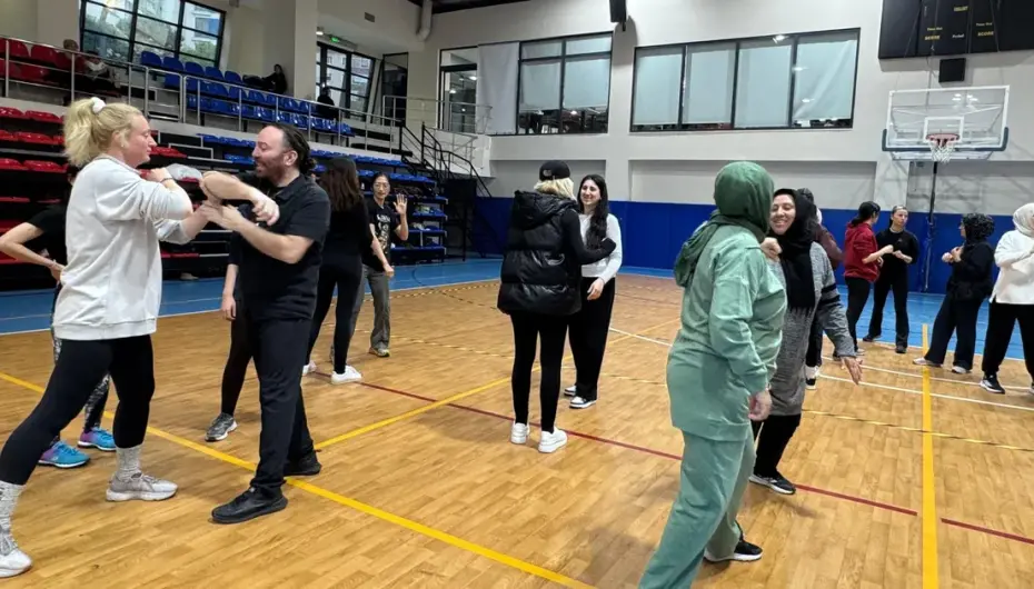 İstanbul Maltepe'de kadınlara öz savunma eğitimi