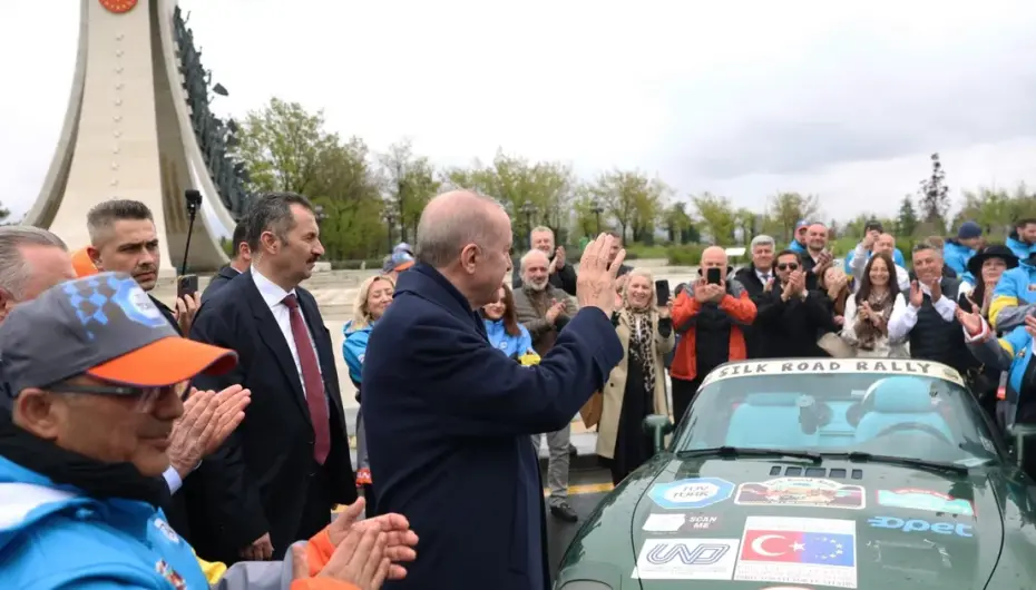 Cumhurbaşkanı Erdoğan, ralli kafilesini Külliye’den uğurladı