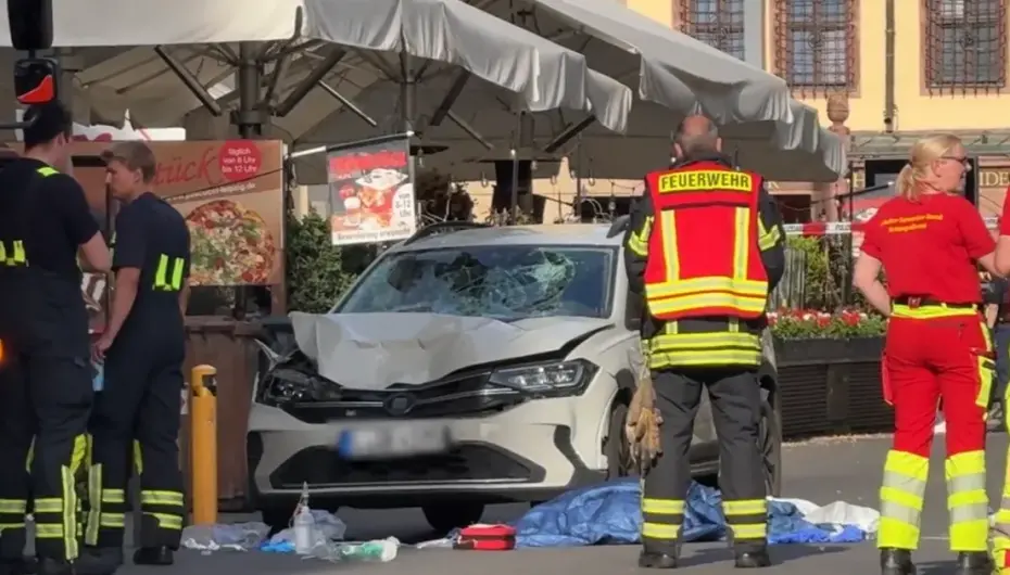 Almanya’da araç yayalara daldı! 2 ölü, çok sayıda yaralı var