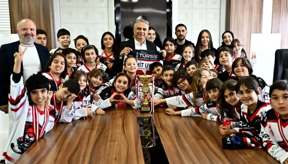 Antalya Muratpaşalı sporculardan Başkan Uysal’a ziyaret