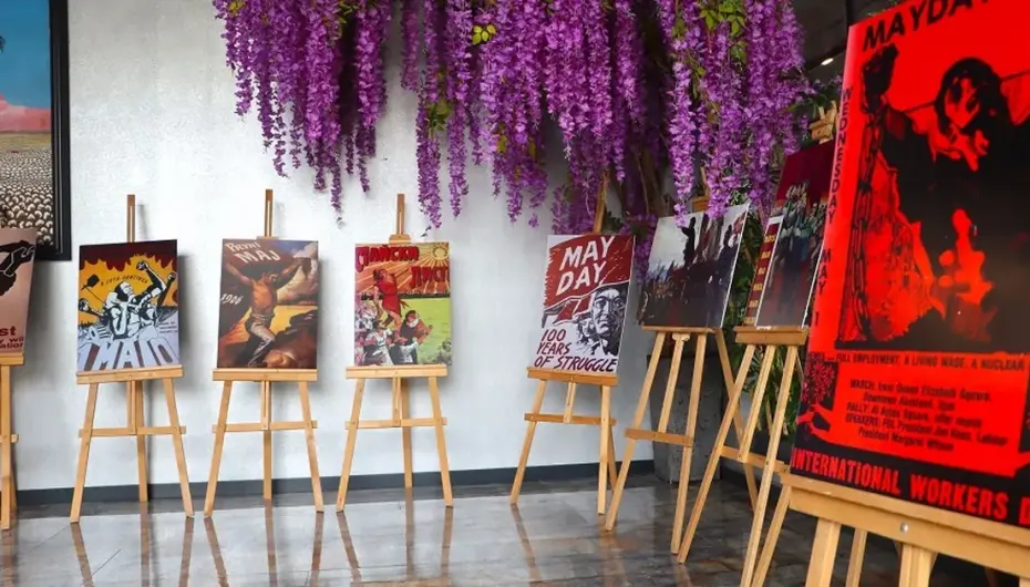 İstanbul Maltepe’de 1 Mayıs afişleri sergileniyor