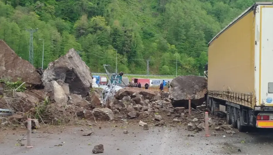 Artvin'de heyelan! Yabancı tır hasar aldı!