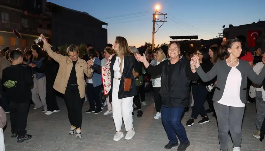 İzmir Çiğli'de binlerce kişi baharın renklerinde buluştu