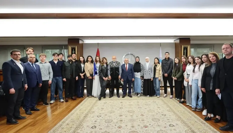 Kayseri'deki Türk Dünyası gençlerinden Başkan Büyükkılıç'a ziyaret