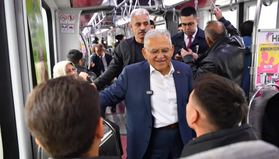 Memduh Büyükkılıç'tan tramvay yolculuğu