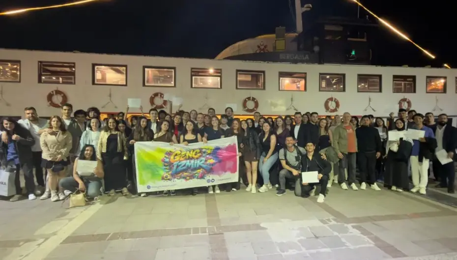 Genç İzmir gönüllüleri, Bergama Vapuru’nda buluştu