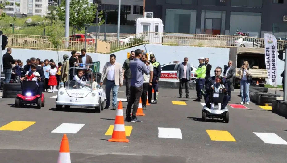 Öğrencilere uygulamalı trafik eğitimi