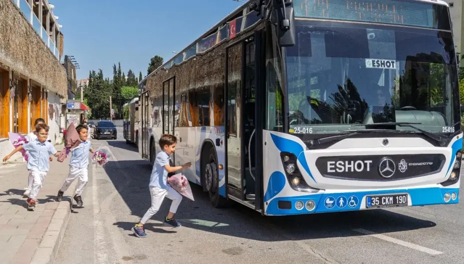 Direksiyon başında bir anne, durakta bekleyen dört kalp!